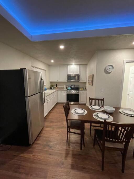 Brand New 2Br Cute Blue Led In North Fresno Apartment Ngoại thất bức ảnh